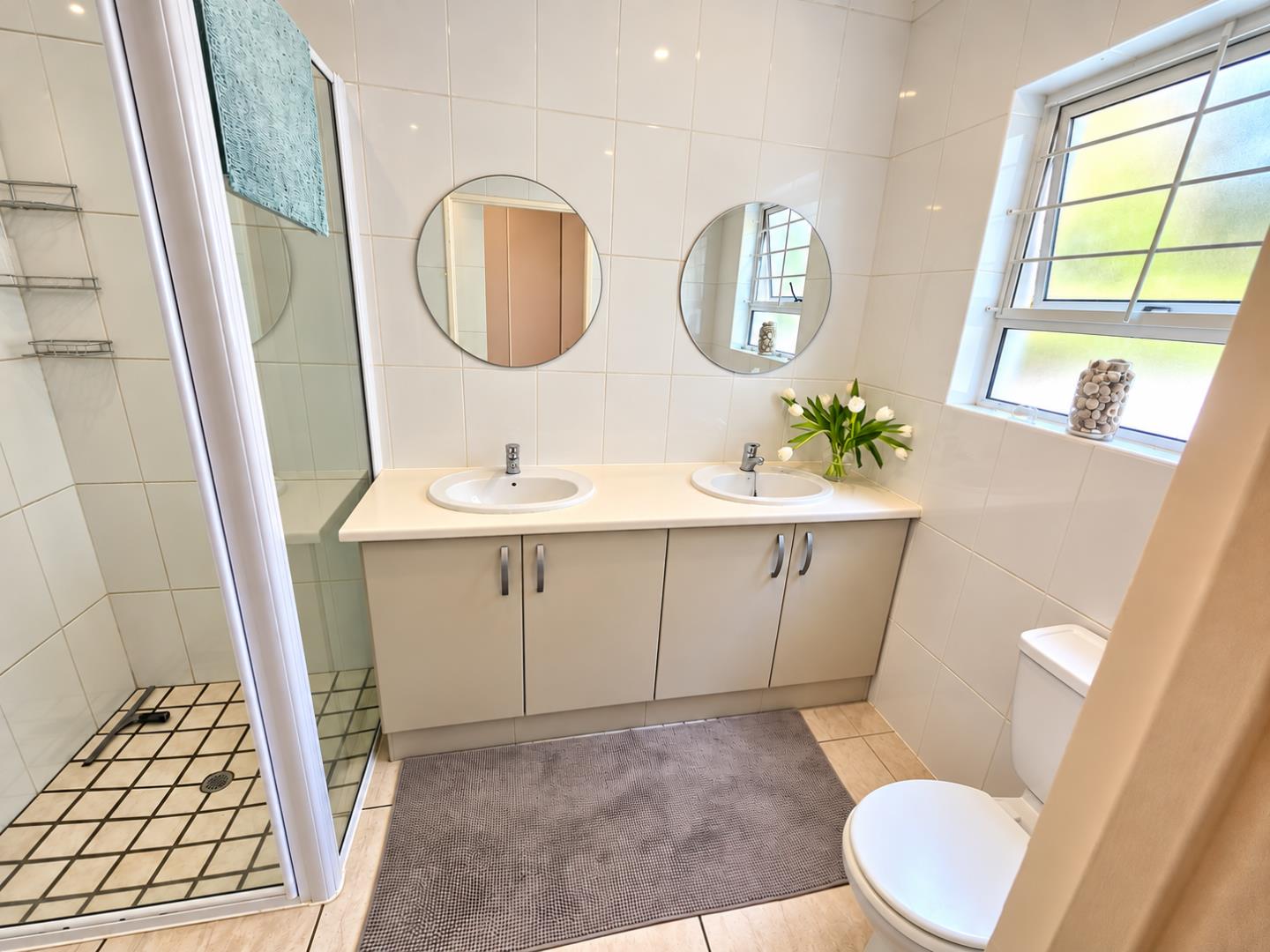 769386_Bright_Modern_Double-Sink_Bathroom.png