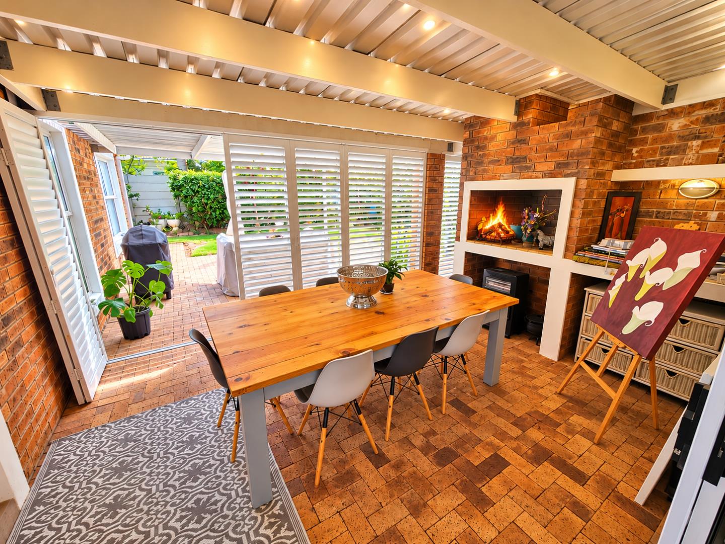 769386_z.__Sunlit_Patio_Dining_with_Braai_Fire.png