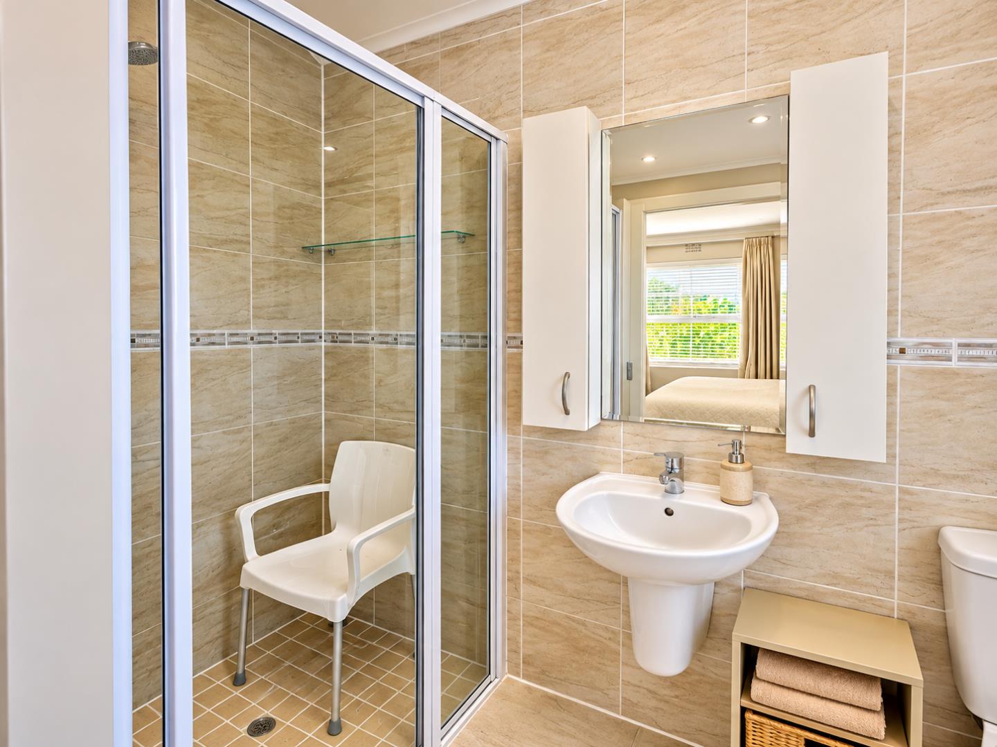 769441_Bright_Modern_Beige-Tiled_Bathroom.png