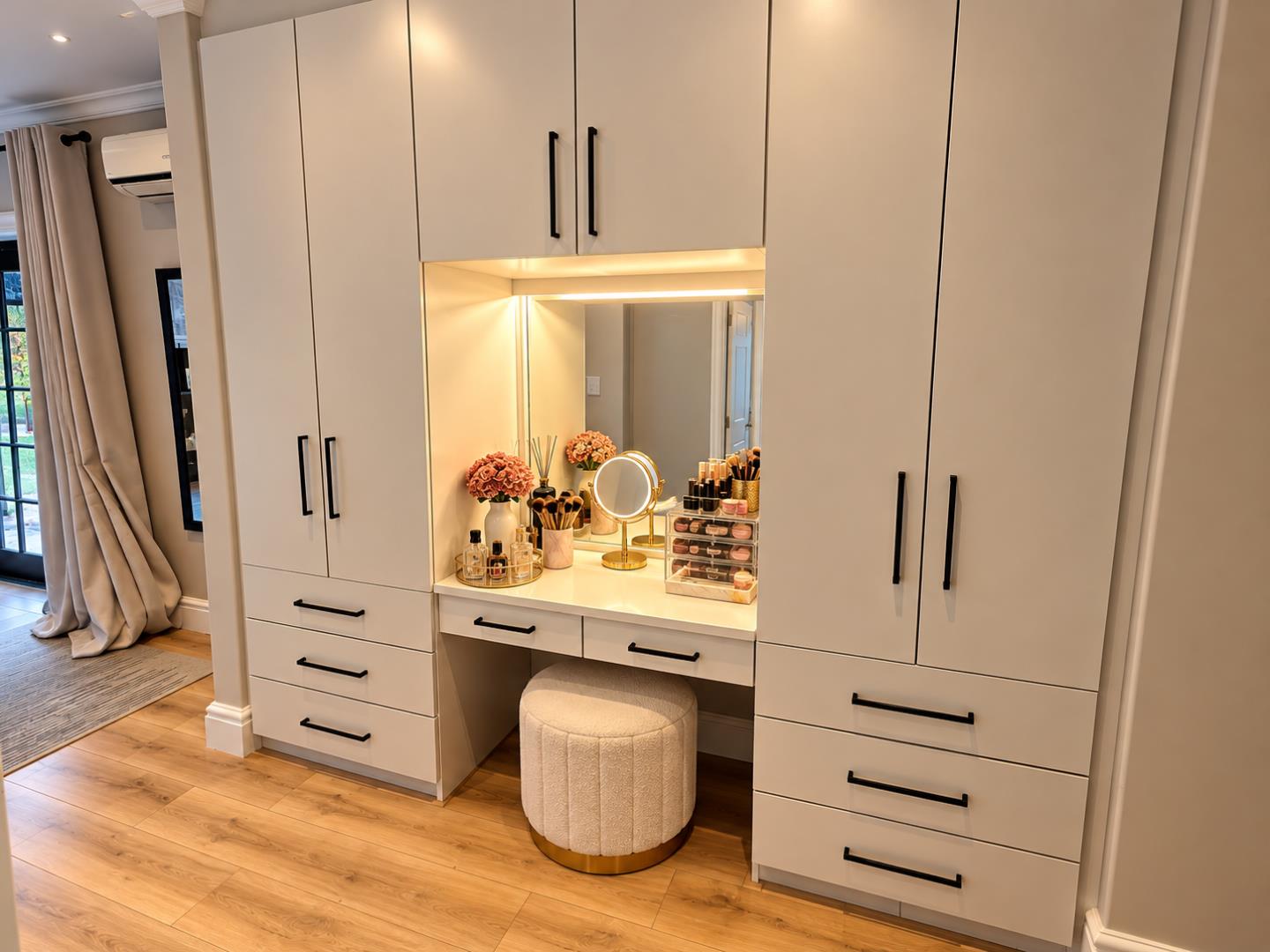 769572_Luxury_Cream_Vanity_Wardrobe_Nook.png