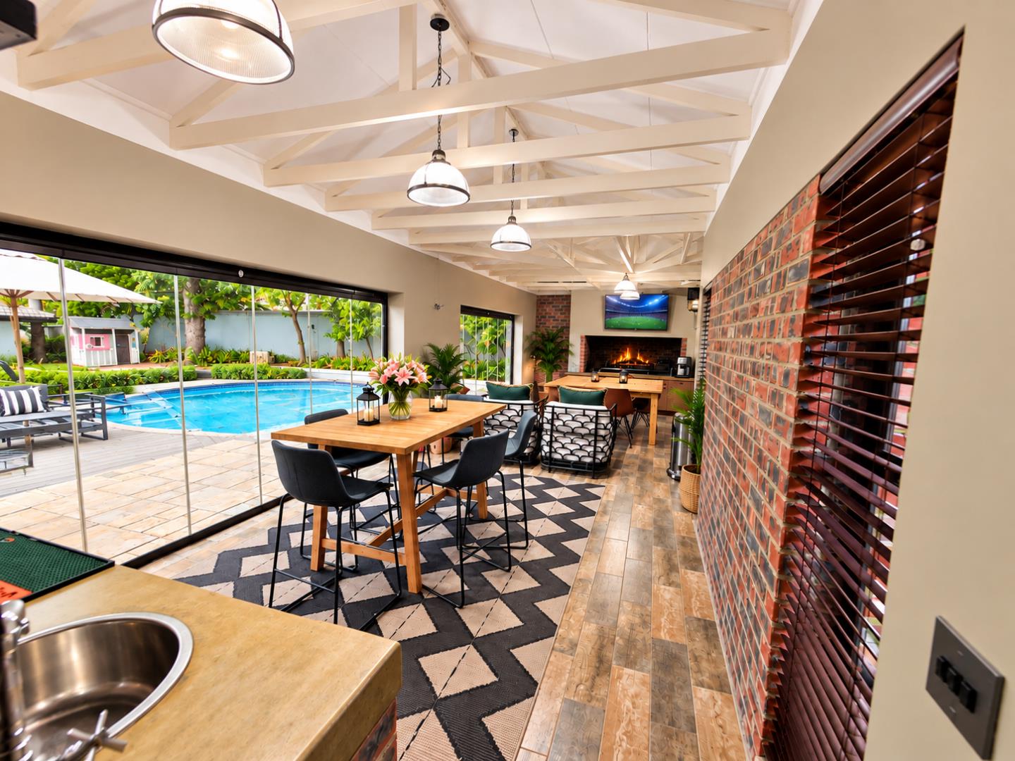 769572_Modern_Indoor-Outdoor_Entertaining_Space_copy.png