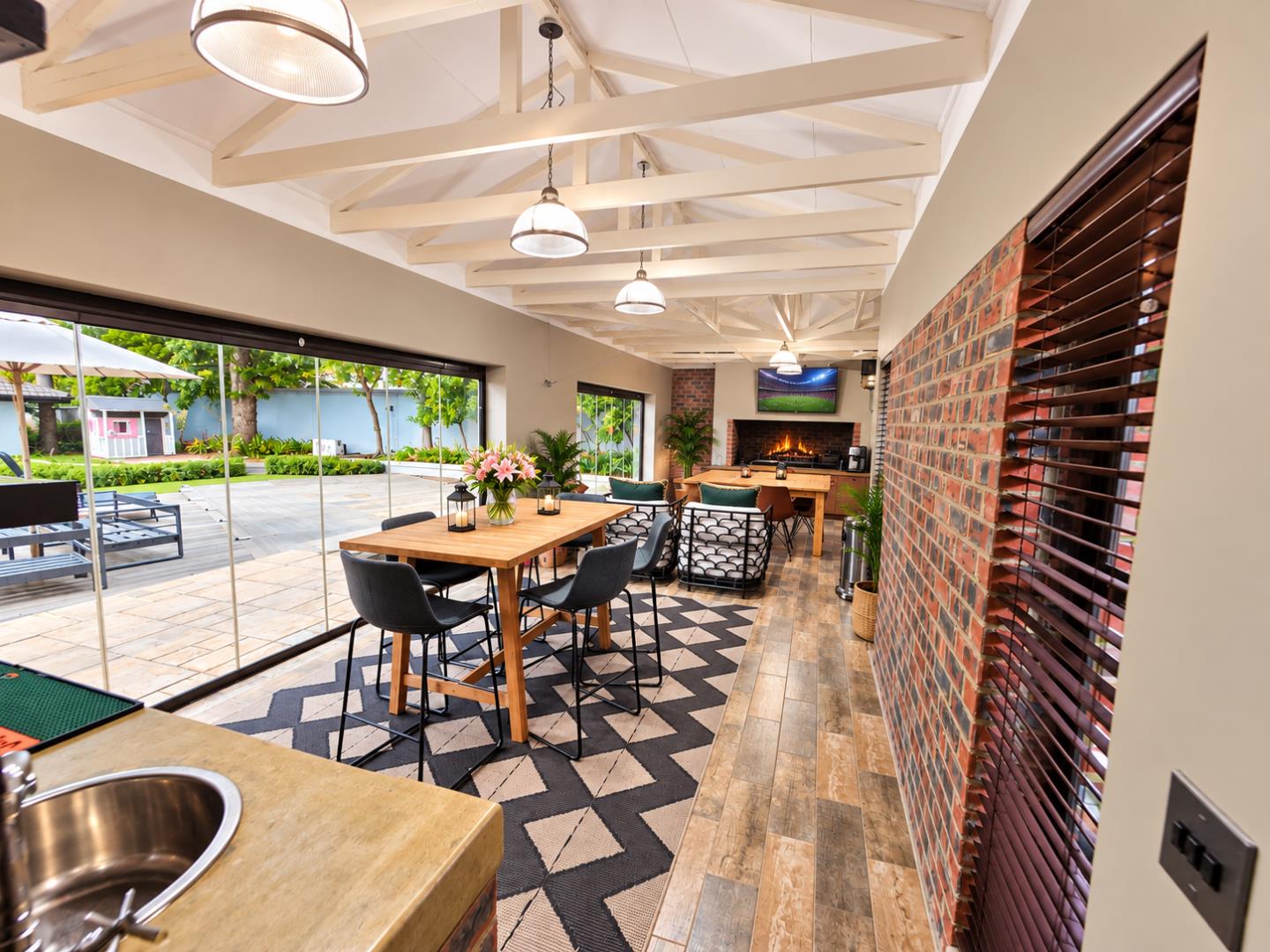 769572_Modern_Rustic_Entertaining_Room.png