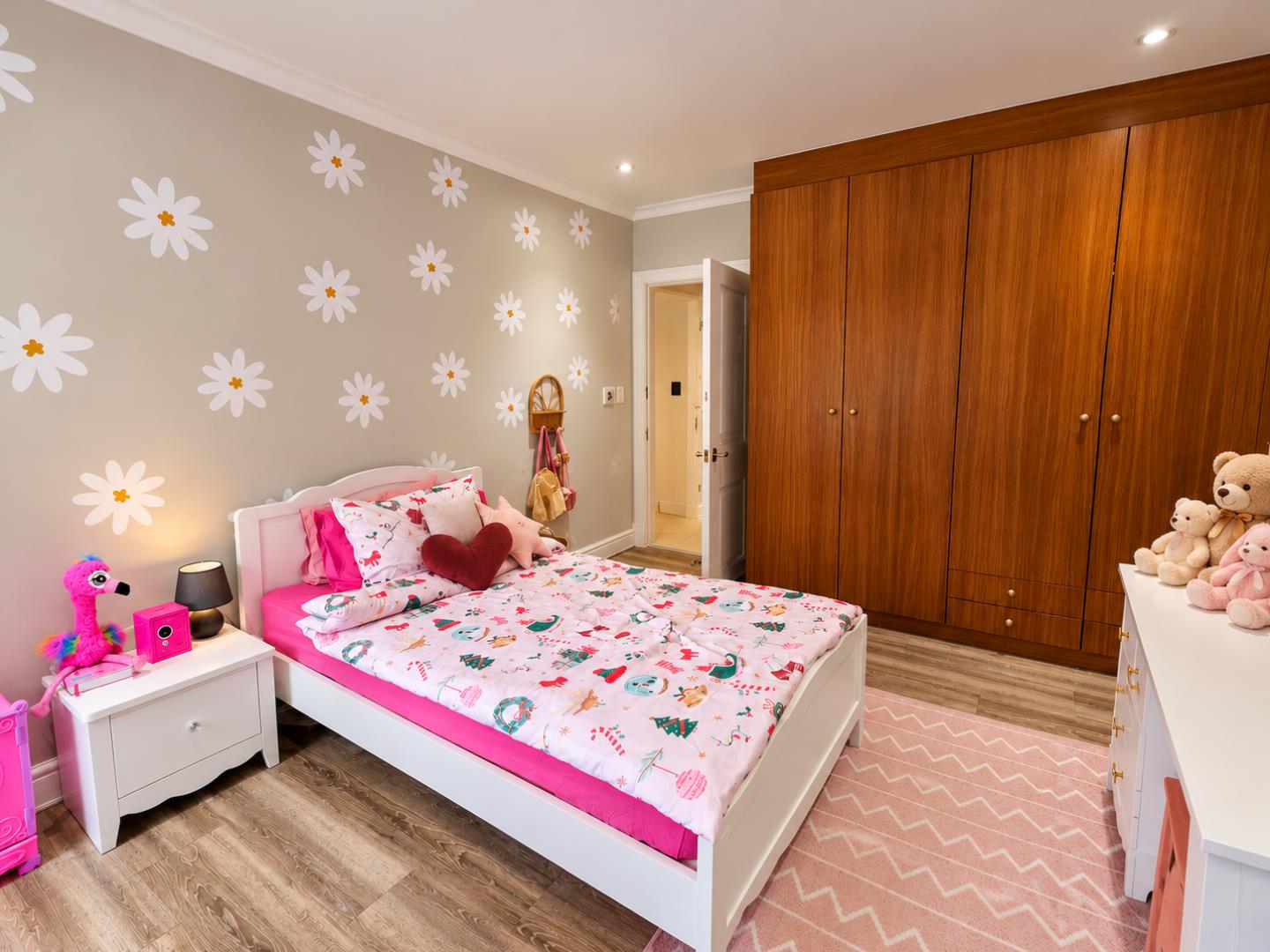 769572_Pastel_Daisy_Bedroom_with_Teddy_Bears.png