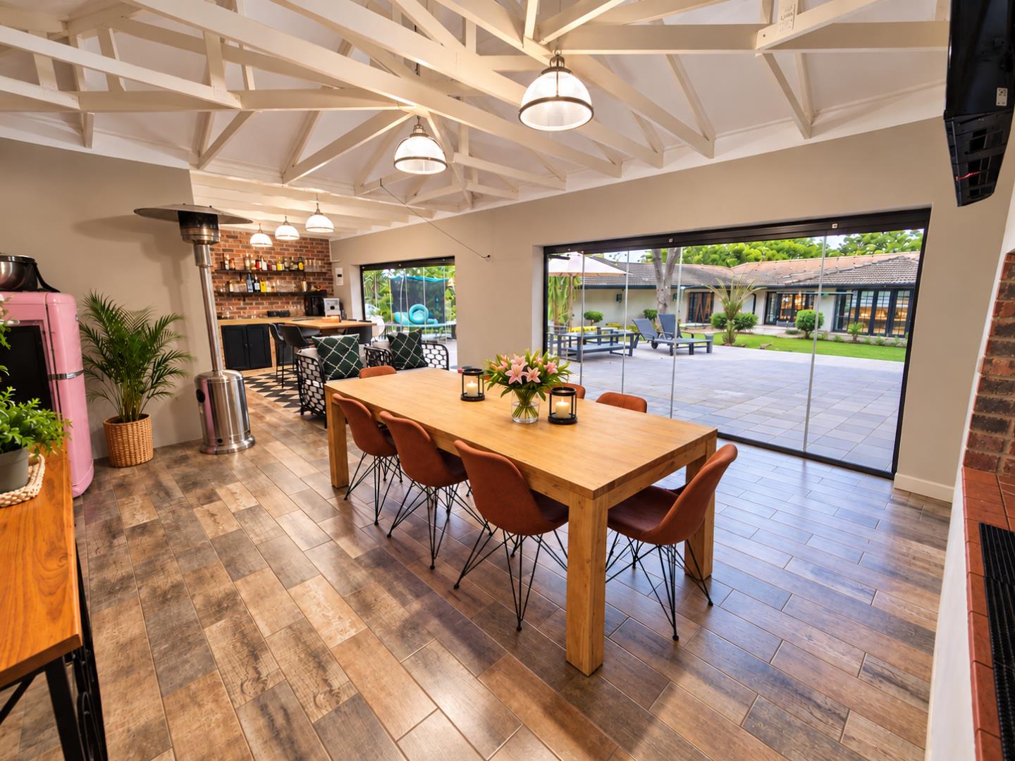 769572_Rustic-Modern_Indoor-Outdoor_Dining_Space.png
