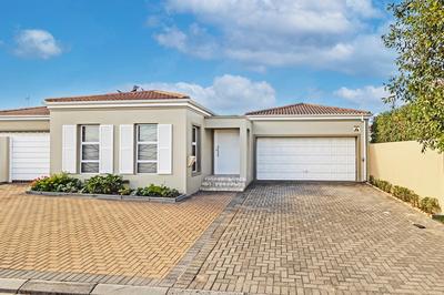 Townhouse For Sale in Kleinbron Park, Cape Town